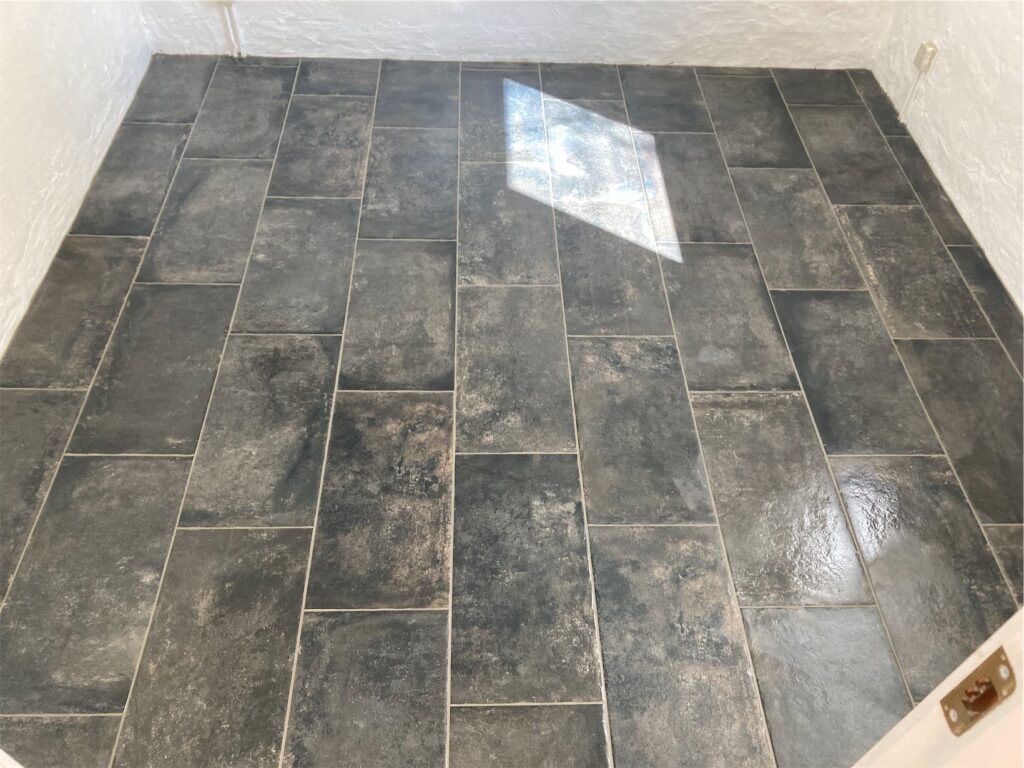 Grå flisebelagt gulv i lyst rum