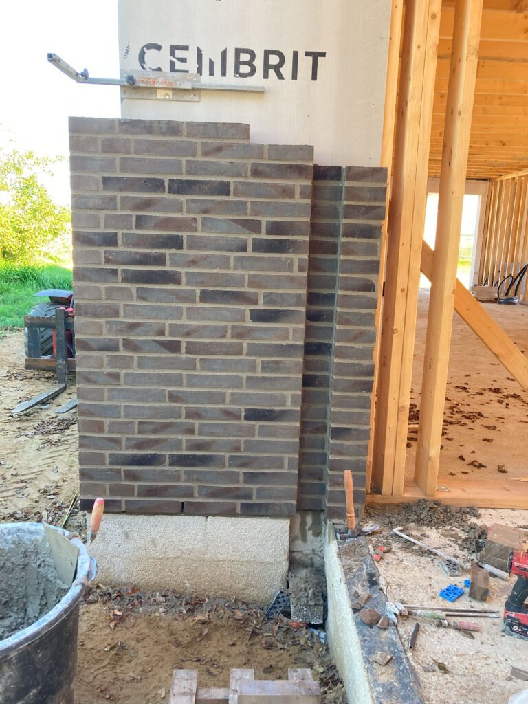 Murværk under konstruktion på byggeplads