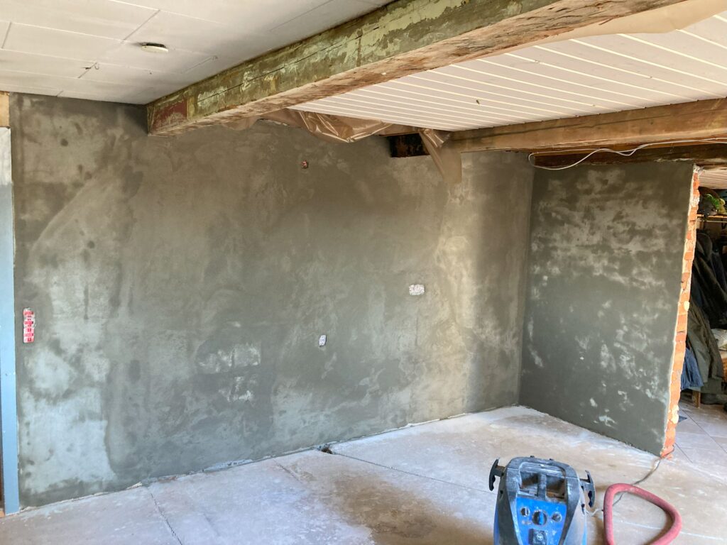 Under renovering, væg med gips og spartelmasse.