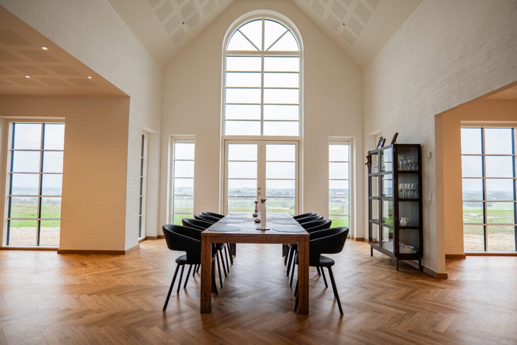 Lyst spiseområde med stort vindue og bord