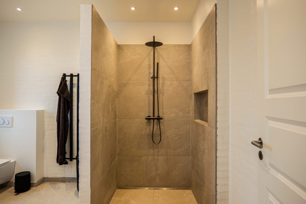 Moderne brusebad i minimalistisk badeværelse