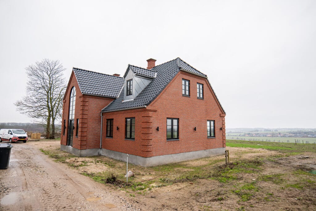 Nybygget murstenshus på landet